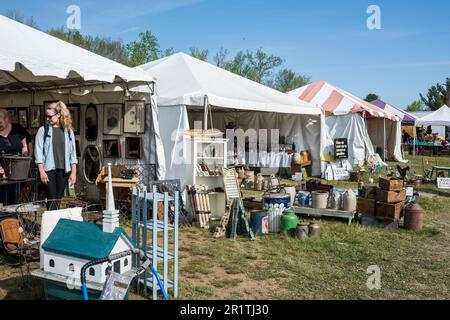 Brimfield, Massachusetts, USA - 13 maggio 2023: Fiera dell'antiquariato di Brimfield. Foto Stock