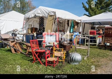 Brimfield, Massachusetts, USA - 13 maggio 2023: Fiera dell'antiquariato di Brimfield. Foto Stock