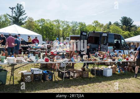 Brimfield, Massachusetts, USA - 13 maggio 2023: Fiera dell'antiquariato di Brimfield. Foto Stock