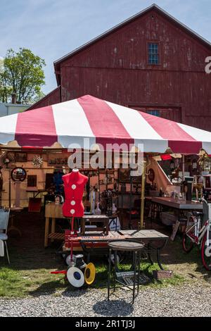 Brimfield, Massachusetts, USA - 13 maggio 2023: Fiera dell'antiquariato di Brimfield. Foto Stock