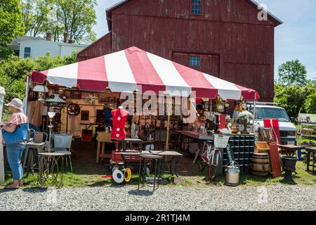 Brimfield, Massachusetts, USA - 13 maggio 2023: Fiera dell'antiquariato di Brimfield. Foto Stock