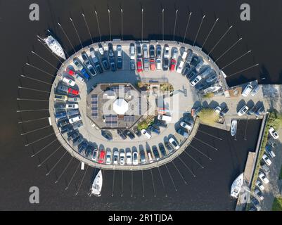 Foto aerea del drone di attracco barche nei paesi bassi, a forma circolare e auto parcheggiate. Foto Stock