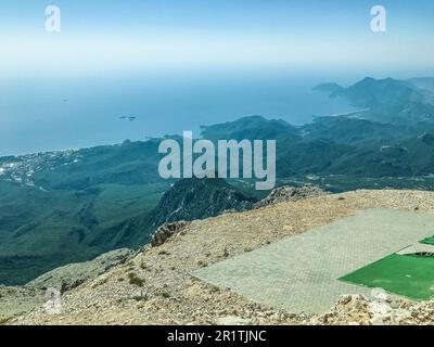 montagne sabbiose con piante verdi. viaggi in un paese esotico, turismo. montagne sotto le nuvole. punto di vista sulla montagna. Foto Stock