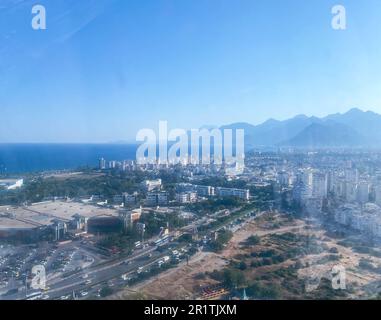 tour panoramico con vista sulla città. guidare su una ruota panoramica. vista di edifici, giostre, auto da un'altezza. paesaggio urbano, città moderna. Foto Stock