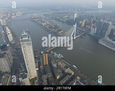 Rotterdam, 15th febbraio 2023, Paesi Bassi. Skyline di Rotterdam e Erasmusbridge. Foto Stock