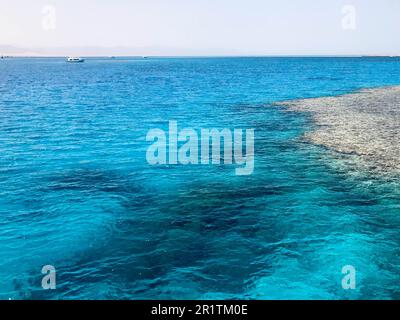 Paesaggio di trasparente blu mare periling acqua salata, mare oceano con onde con un fondo di belle barriere coralline, pietre contro lo sfondo di di Foto Stock