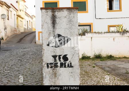 Graffiti su un pilastro di cemento, Città Vecchia, Lagos, Algarve, Portogallo Foto Stock