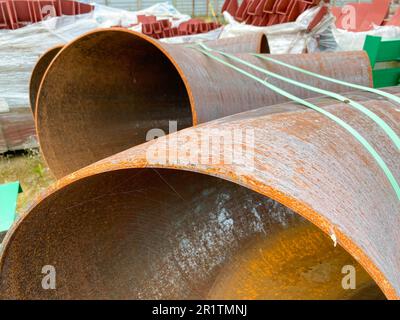 Tubo in metallo arrugginito industriale vista interna per l'industria chimica o per l'edilizia. Foto Stock