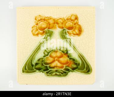 Antico 1900s Corn Bros Art Nouveau ambra fiore ceramica piastrelle Foto Stock