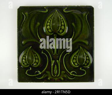 Antico 1900s inglese Alfred Meakin Art Nouveau verde smaltato piastrelle di ceramica Foto Stock