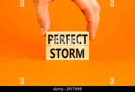 Simbolo perfetto della tempesta. Concetto parole tempesta perfetta su bel blocco di legno. Bella tavola arancione sfondo arancione. Mano uomo d'affari. Business e. Foto Stock