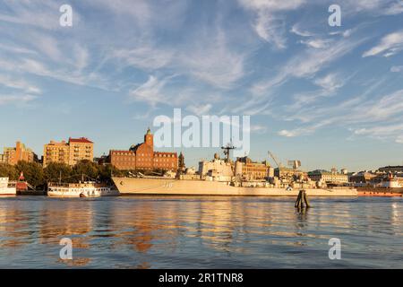 Luce notturna sulla HMS Smaland, cacciatorpediniere di classe Halland nel museo galleggiante Maritiman nel canale di Gota ed ex edificio della scuola di navigazione. Gothenburg. Foto Stock