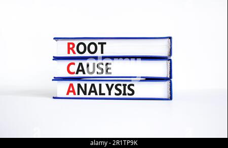 Simbolo di analisi della causa principale RCA. Concetto di parole RCA causa analisi sui libri. Bellissimo sfondo bianco tavolo. Business e RCA causa principale AN Foto Stock