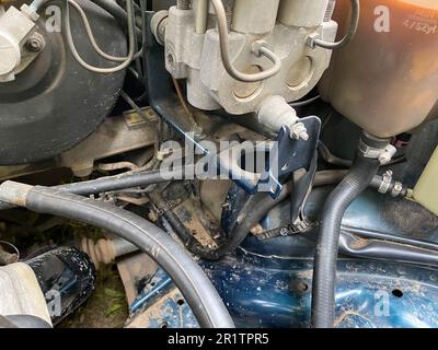 Il motore di una vettura moderna è installato nel vano motore. Il motore e le sue parti sono puliti. Messa a fuoco selezionata. Foto Stock