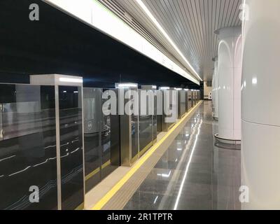 metropolitana con maggiore sicurezza. nuove stazioni della metropolitana. doppia sicurezza, porte automatiche prima di entrare in treno. grandi colonne bianche presso la stazione della metropolitana Foto Stock