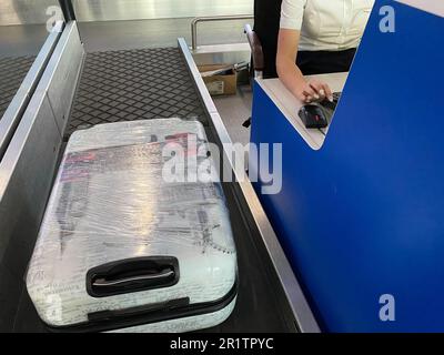 Le valigie viaggiano su un nastro trasportatore all'aeroporto. Bagaglio scaricato al primo piano del trasportatore. Foto Stock