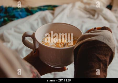 mangiare cereali dal recipiente Foto Stock