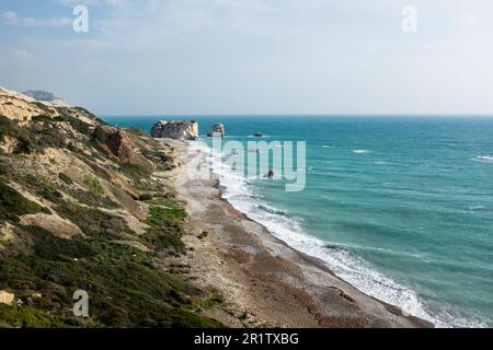 Vista verso Petra tou Romiou (roccia di Afrodite), Pafos (Paphos), Cipro Foto Stock