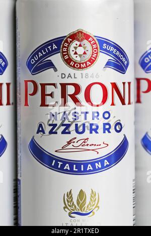 Viersen, Germania - Maggio 9. 2023: Primo piano di lattine Peroni birra italiana Foto Stock
