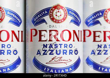 Viersen, Germania - Maggio 9. 2023: Primo piano di lattine Peroni birra italiana Foto Stock