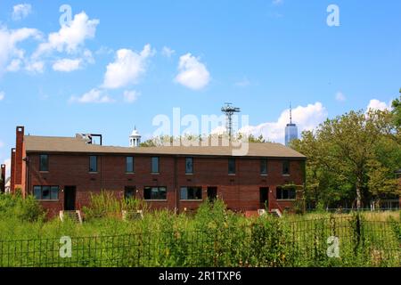 L'estremità sud di Governors Island, ha arato diventare il New York Climate Exchange entro il 2028. Oggi demolì l'edificio residenziale 644, il 4th agosto 2019 a Man Foto Stock