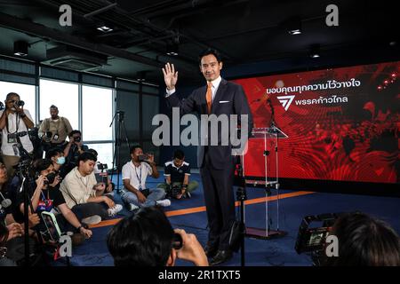 Bangkok, Thailandia. 15th maggio, 2023. Move Forward il leader del partito e primo candidato ministeriale PITA LIMJAROENRAT parla ai media della sede centrale del Move Forward Party dopo le elezioni generali in Thailandia. (Credit Image: © Valeria Mongelli/ZUMA Press Wire) SOLO PER USO EDITORIALE! Non per USO commerciale! Foto Stock