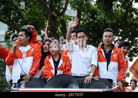 Bangkok, Thailandia. 15th maggio, 2023. Move Forward il leader del partito e primo candidato ministeriale PITA LIMJAROENRAT saluta i tifosi durante una parata di vittoria. (Credit Image: © Valeria Mongelli/ZUMA Press Wire) SOLO PER USO EDITORIALE! Non per USO commerciale! Foto Stock