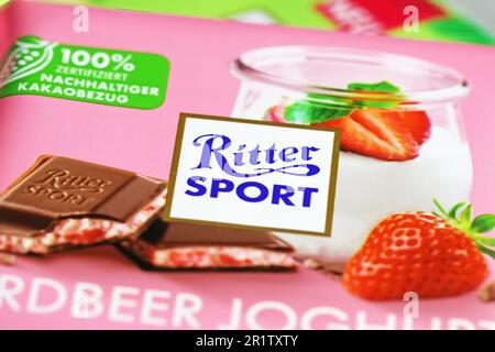 Viersen, Germania - Maggio 9. 2023: Primo piano della barra di cioccolato Ritter Sport Strawberry yogurt Foto Stock