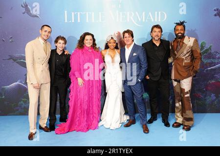 (Da sinistra a destra) Jonah Hauer-King, Jacob Tremblay, Melissa McCarthy, Halle Bailey, Rob Marshall, Javier Bardem e Daveed Diggs hanno partecipato alla prima mondiale della reinventiva dal vivo della Little Mermaid, all'Odeon Luxe, Leicester Square, Londra. Data immagine: Lunedì 15 maggio 2023. Foto Stock