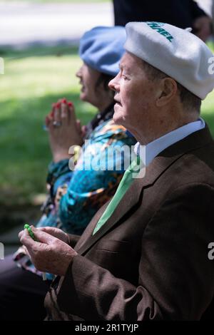 Devoti fedeli cattolici pregano durante la cerimonia annuale di incoronazione di maggio nel Flushing Meadows Corona Park di Queens, New York. Foto Stock