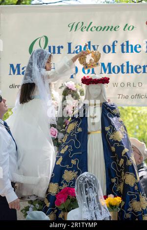 Una ragazza ispanica di 8 anni di Corona esegue la cerimonia cattolica romana del coronamento di maggio. Nel Flushing Meadows Corona Park a Queens, New York. Foto Stock