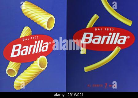 Viersen, Germania - Maggio 9. 2023: Primo piano delle scatole di pasta Barilla italiana Foto Stock