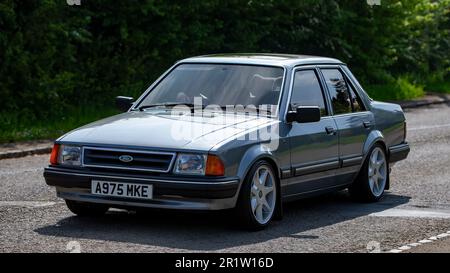 Stoke Goldington, Northants, Regno Unito - Maggio 14th 2023. 1983 FORD ORION auto classica guida attraverso un villaggio inglese Foto Stock