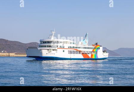 Takamatsu, Giappone - 29 marzo 2023: Traghetto che attraversa il mare interno di Seto da Takamatsu all'isola di Naoshima Foto Stock