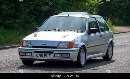 Stoke Goldington, Northants, Regno Unito - Maggio 14th 2023. 1992 argento FORD FIESTA RS TURBO auto classica guida attraverso un villaggio inglese Foto Stock
