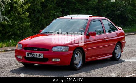 Stoke Goldington, Northants, Regno Unito - Maggio 14th 2023. 1996 SCORTA FORD rossa RS2000 guida attraverso un villaggio inglese Foto Stock