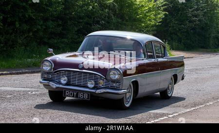 Stoke Goldington, Northants, Regno Unito - Maggio 14th 2023. 1961 VAUXHALL CRESTA auto classica che attraversa un villaggio inglese Foto Stock