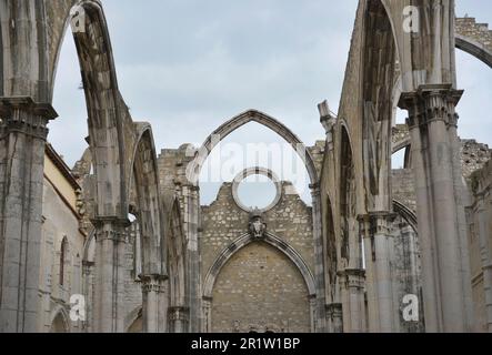 Museo Archeologico di Carmo. Fondata nel 1864 da Joaquim Possidonio da Silva (1806-1896), è ospitata nelle rovine dell'ex Convento di Carmo (Convento do Carmo), il più importante tempio gotico della città fino a quando non fu distrutta da un terremoto nel 1755. Particolare architettonico dei resti del convento. Lisbona, Portogallo. Foto Stock