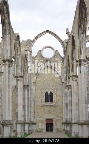 Museo Archeologico di Carmo. Fondata nel 1864 da Joaquim Possidonio da Silva (1806-1896), è ospitata nelle rovine dell'ex Convento di Carmo (Convento do Carmo), il più importante tempio gotico della città fino a quando non fu distrutta da un terremoto nel 1755. Resti del convento. Lisbona, Portogallo. Foto Stock