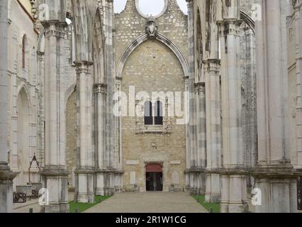 Museo Archeologico di Carmo. Fondata nel 1864 da Joaquim Possidonio da Silva (1806-1896), è ospitata nelle rovine dell'ex Convento di Carmo (Convento do Carmo), il più importante tempio gotico della città fino a quando non fu distrutta da un terremoto nel 1755. Resti del convento. Lisbona, Portogallo. Foto Stock