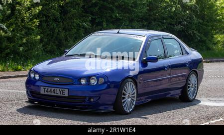 Stoke Goldington, Northants, Regno Unito - Maggio 14th 2023. 2000 blu FORD MONDEO auto classica che attraversa un villaggio inglese Foto Stock