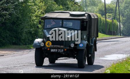 Stoke Goldington, Northants, Regno Unito - Maggio 14th 2023. Morris Commercial C8 15cwt GS ex camion militare da 1944 guida attraverso un villaggio inglese Foto Stock