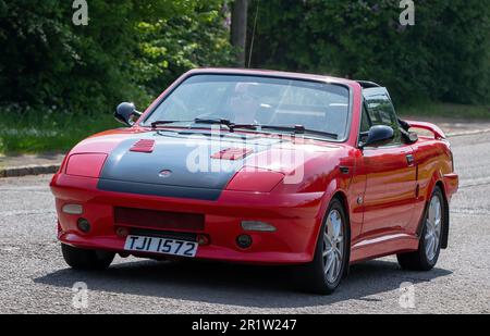 Stoke Goldington, Northants, Regno Unito - Maggio 14th 2023. 1987 rosso Quantum auto che attraversa un villaggio inglese Foto Stock