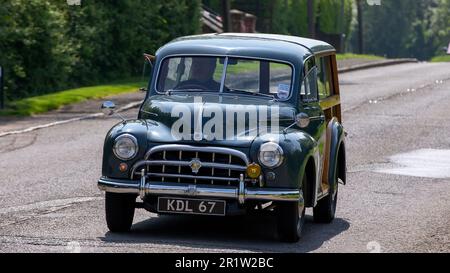 Stoke Goldington, Northants, Regno Unito - Maggio 14th 2023. 1953 MORRIS OXFORD esate auto classica guida attraverso un villaggio inglese Foto Stock
