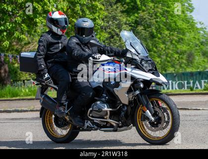 Stoke Goldington, Northants, Regno Unito - Maggio 14th 2023. 2020 BMW R1250.GS RALLYE TE viaggiando attraverso un villaggio inglese Foto Stock