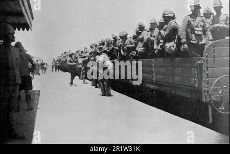 La guerra dei boeri, conosciuta anche come la seconda guerra dei boeri, la guerra sudafricana e la guerra anglo-boera. Questa immagine mostra: Sempre pronti a combattere: Canadesi che passano attraverso Belmont a Modder River. Foto originale di "Navy and Army", c1899. Foto Stock