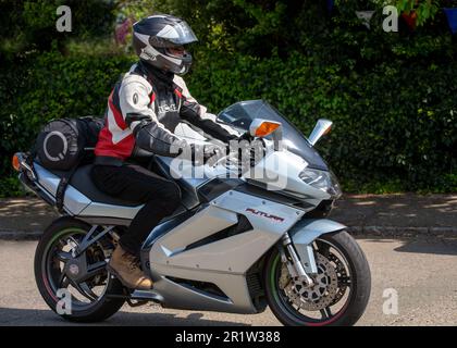 Stoke Goldington, Northants, Regno Unito - Maggio 14th 2023. 2002 APRILIA futura moto che attraversa un villaggio inglese Foto Stock