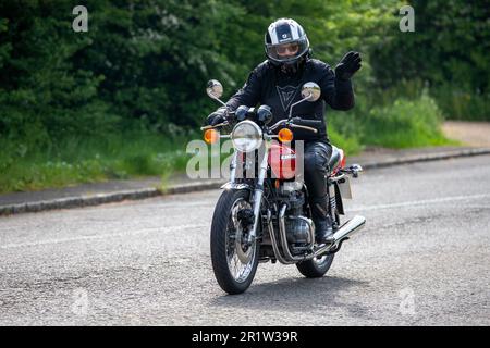 Stoke Goldington, Northants, Regno Unito - Maggio 14th 2023. 1977 KAWASAKI Z650 moto che attraversa un villaggio inglese Foto Stock