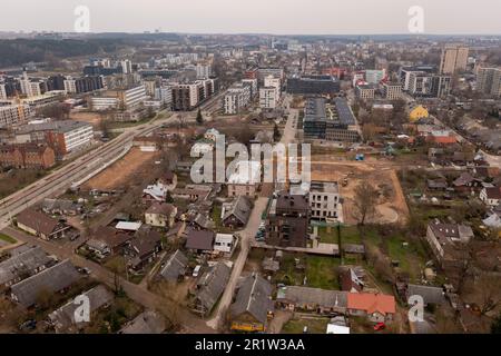 Fotografia drone di nuovi appartamenti a più piani e vecchie case residenziali. Vista ad angolo alto Foto Stock