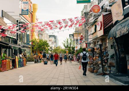 Playa del Carmen maggio 2023 strada tipica e paesaggio urbano di la Quinta Avenida con ristoranti e negozi. Foto di alta qualità Foto Stock